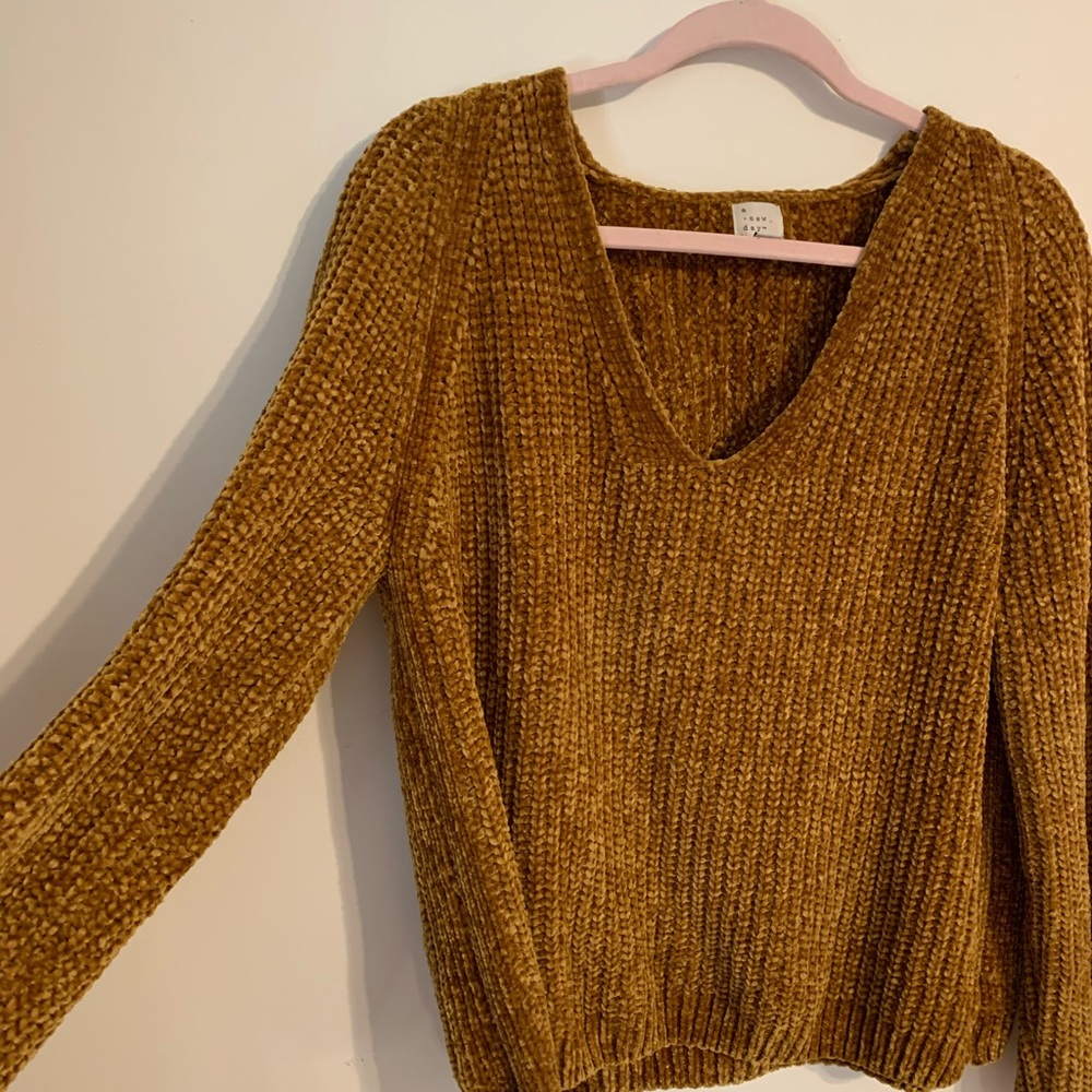 Like new mustard yellow sweater ✨✨ a new day